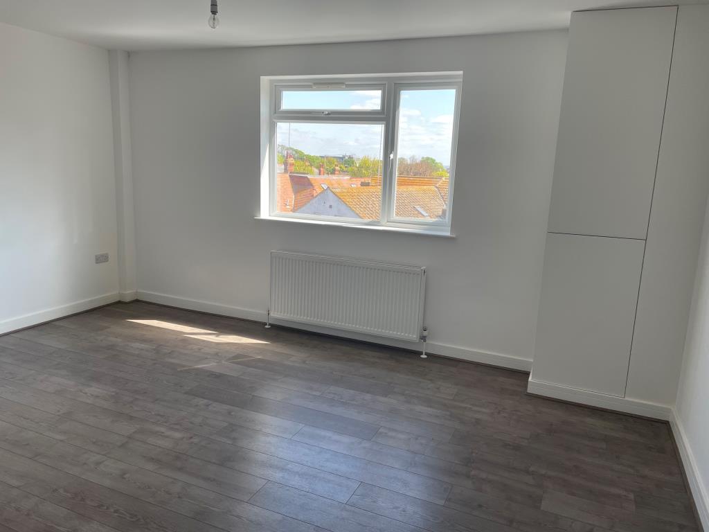 Lot: 61 - MODERN TWO-BEDROOM FLAT IN TOWN CENTRE -
